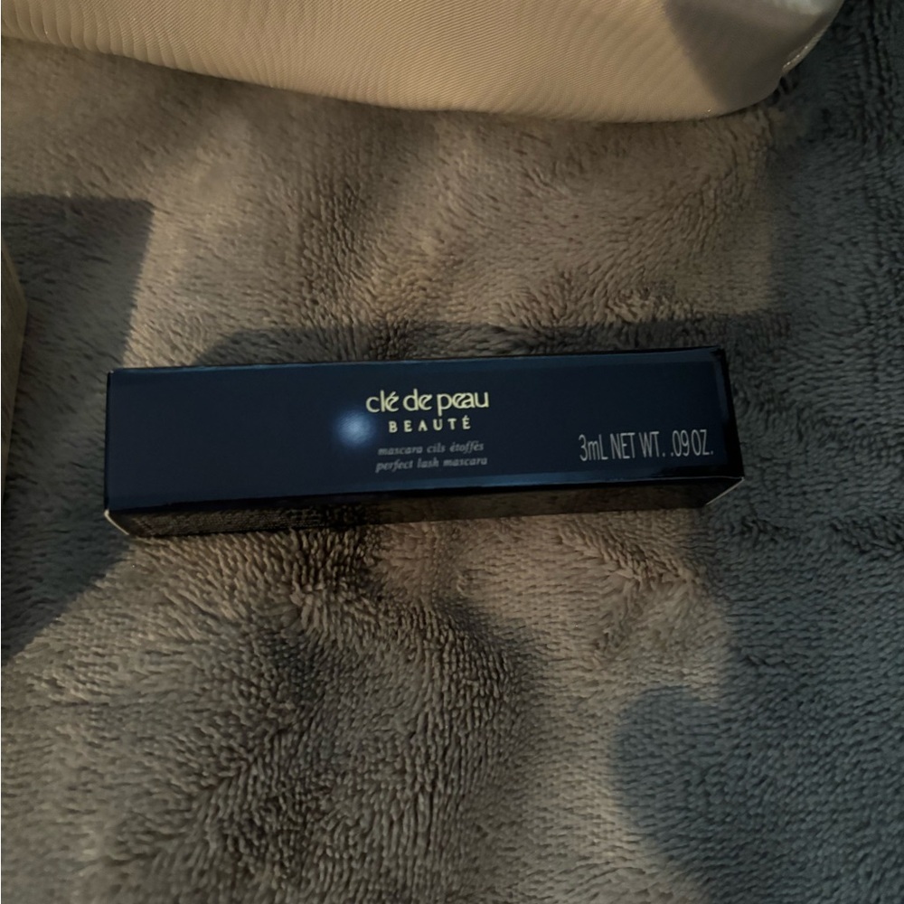 Cle de Peau Skincare Set with Cream and Gold Accents - Picture 4 of 5